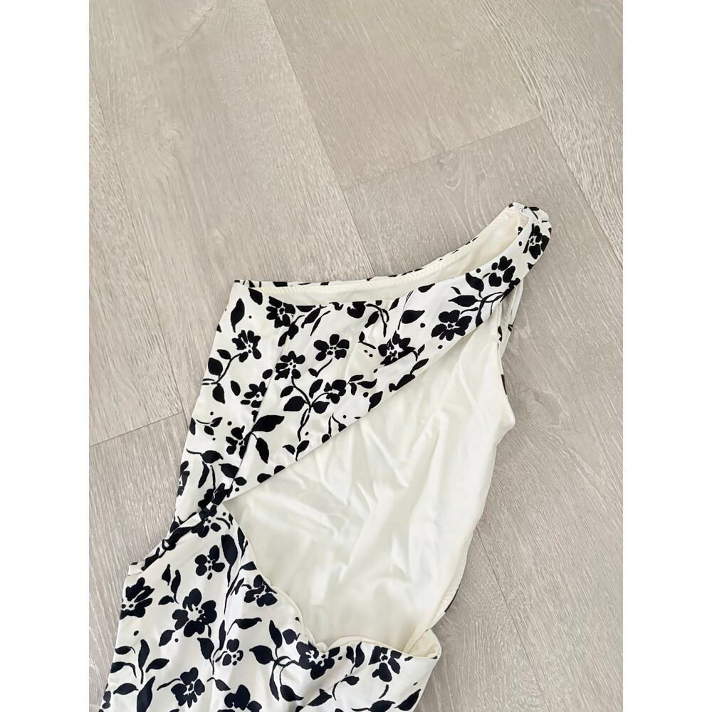 Lovers + Friends Dori One Shoulder One Piece Swimsuit XS White Black Blooms - Picture 6 of 7